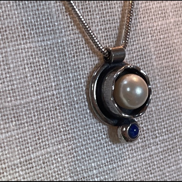 Sterling silver necklace with pearl and a small lapis stone - Picture 5 of 7